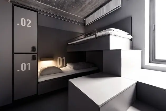 İki Ayrı Yataklı Oda, Ortak Banyo