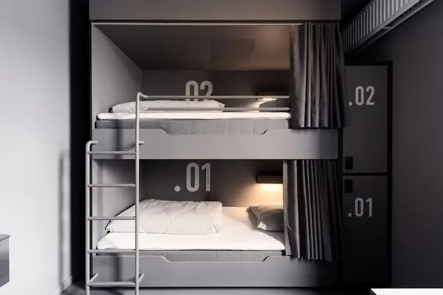 İki Ayrı Yataklı Oda, Ortak Banyo