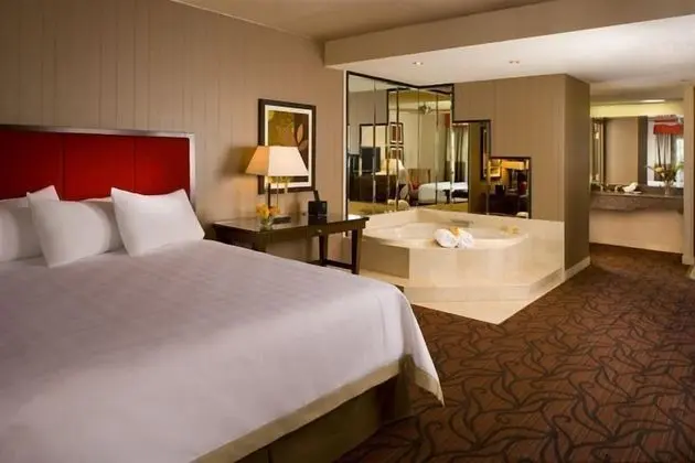Deluxe King with Jetted Tub