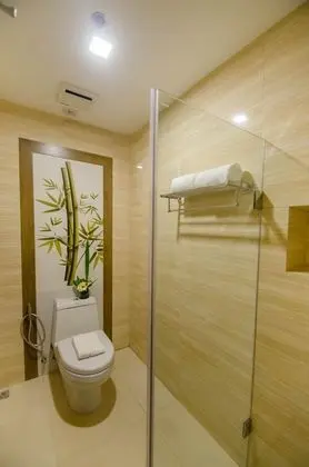 Deluxe Tek Büyük Yataklı Oda, Havuz Manzaralı