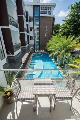 Deluxe Tek Büyük Yataklı Oda, Havuz Manzaralı