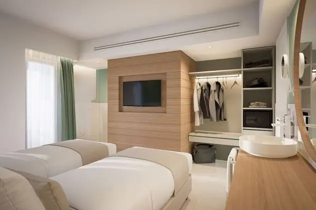 İki Ayrı Yataklı Oda, Balkon, Havuz Manzaralı
