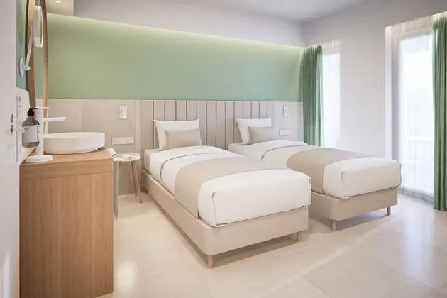 İki Ayrı Yataklı Oda, Balkon, Havuz Manzaralı