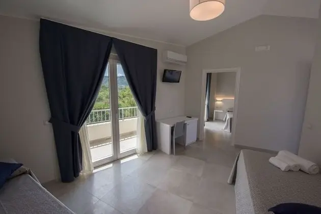 Deluxe Üç Kişilik Oda, 2 Yatak Odası, Kısmi Deniz Manzarası, Bahçeli