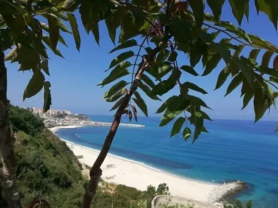 Deluxe Üç Kişilik Oda, 2 Yatak Odası, Kısmi Deniz Manzarası, Bahçeli