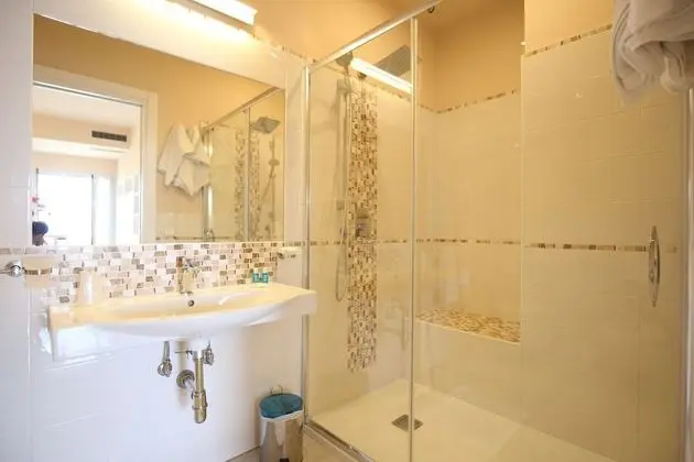 Comfort Tek Büyük veya İki Ayrı Yataklı Oda