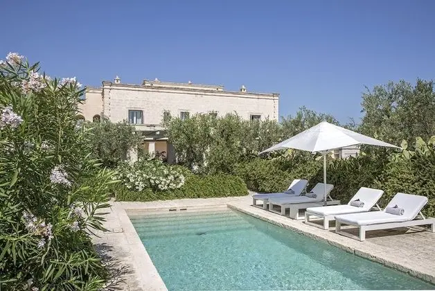 Casa, garden area (Casa Bella)