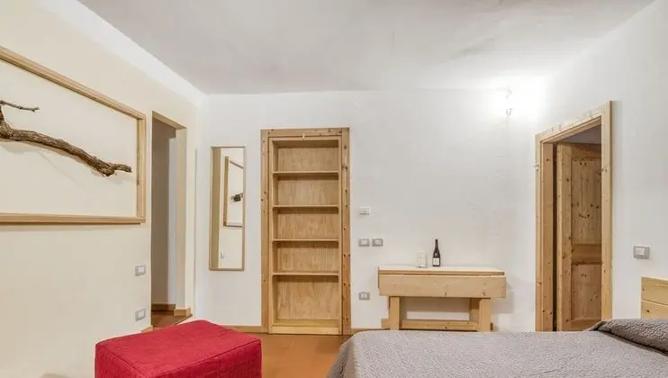Tek Büyük Yataklı Oda, Avlu (Podere)