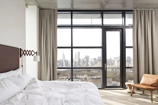 Corner Manhattan View Balcony King Bed