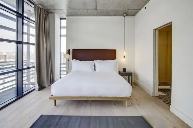 Corner Manhattan View Balcony King Bed