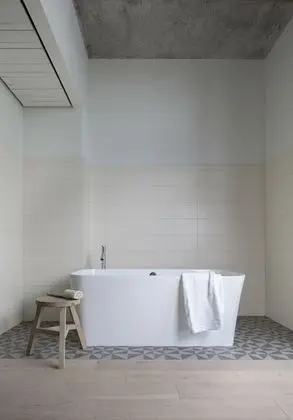 Studio Balcony King 1 Bed Tub