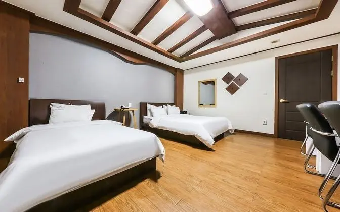 Oda (4 PCs for gaming (twin beds))