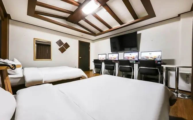 Oda (4 PCs for gaming (twin beds))