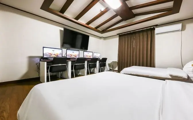 Oda (4 PCs for gaming (twin beds))