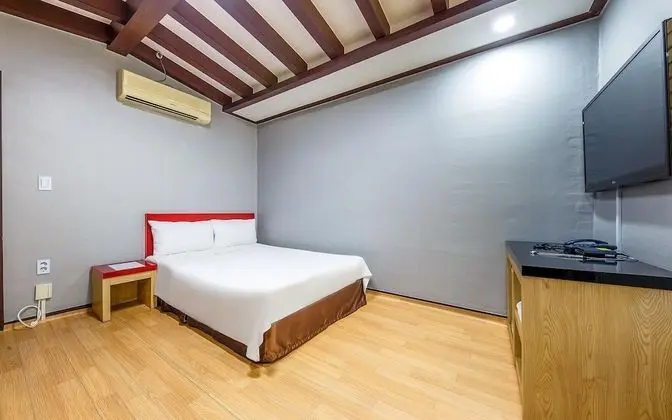 Oda (Two Rooms (Twin))