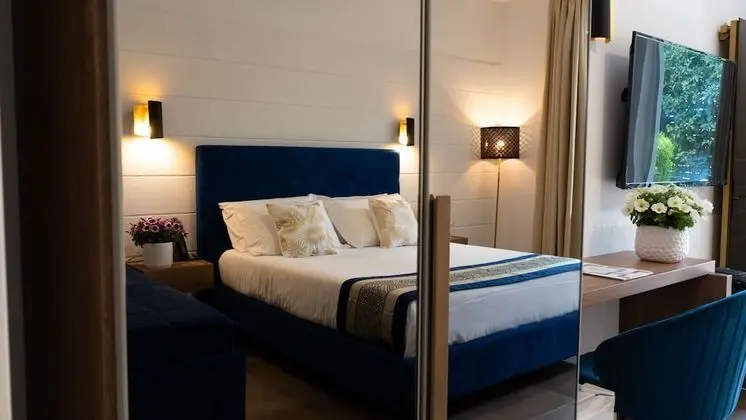 Tek Büyük Yataklı Oda, Engellilere Uygun, Veranda (Accessible, with Patio)