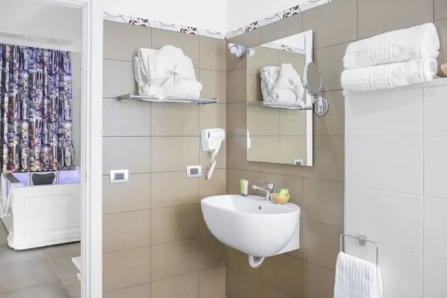 Tek Büyük Yataklı Oda, Engellilere Uygun, Veranda (Accessible, with Patio)