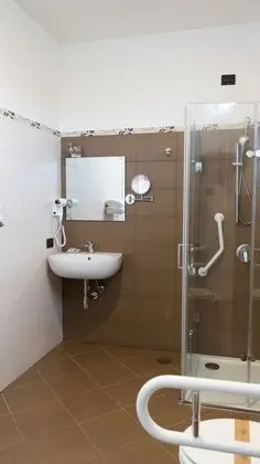 Tek Büyük Yataklı Oda, Engellilere Uygun, Veranda (Accessible, with Patio)