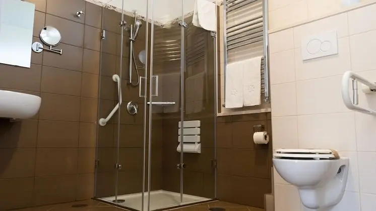 Tek Büyük Yataklı Oda, Engellilere Uygun, Veranda (Accessible, with Patio)