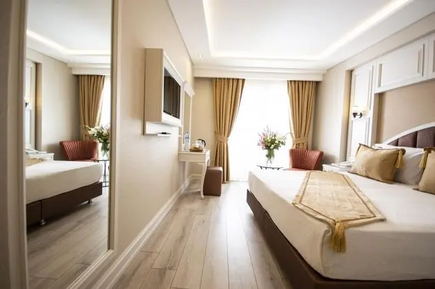 Çift Kişilik, Sokak Manzaralı