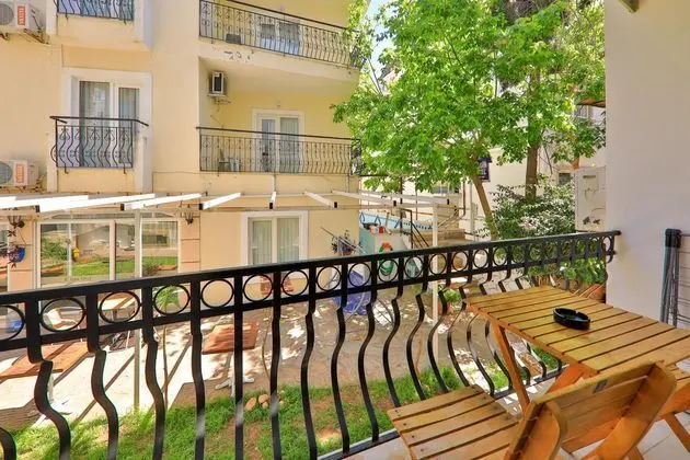 Daire-Tek Yatak Odalı,Bahçe Manzaralı,Giriş Katı
