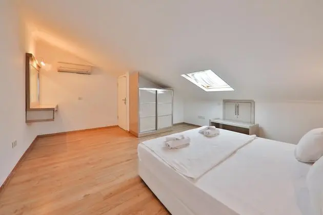 Superior Tek Yatak Odalı Daire,Sokak Manzaralı,Balkonlu