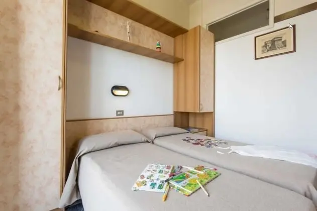 Dört Kişilik Oda, Deniz Manzaralı