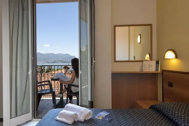 Tek Büyük veya İki Ayrı Yataklı Oda, Balkon, Göl Manzaralı
