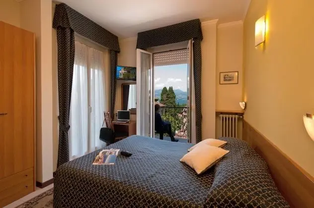 Tek Büyük veya İki Ayrı Yataklı Oda, Balkon, Göl Manzaralı
