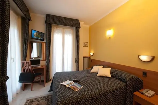 Tek Büyük veya İki Ayrı Yataklı Oda, Balkon, Göl Manzaralı