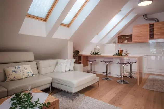 Junior Süit, Balkon