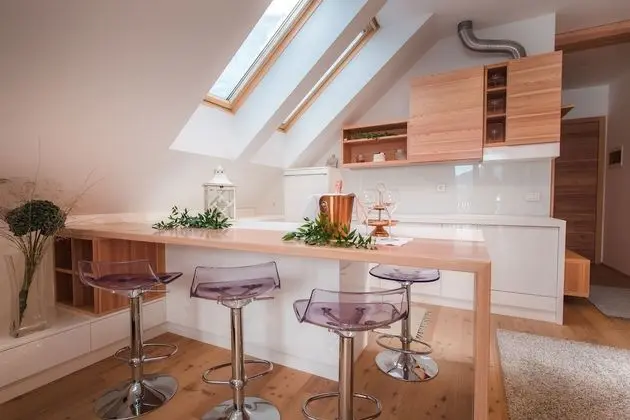 Junior Süit, Balkon