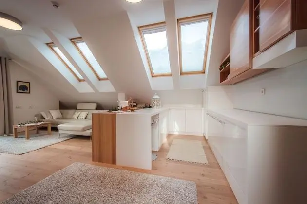 Junior Süit, Balkon