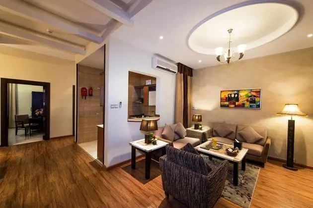 Suit Two Bedrooms One Bathroom