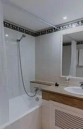 Basic Tek Büyük Yataklı Oda, Havuz Manzaralı