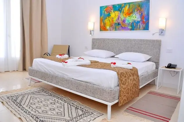 Basic Tek Büyük Yataklı Oda, Havuz Manzaralı