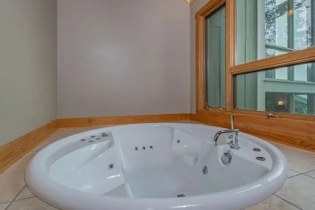 Ev, Birden Çok Yatak, Sıcak Su Havuzu