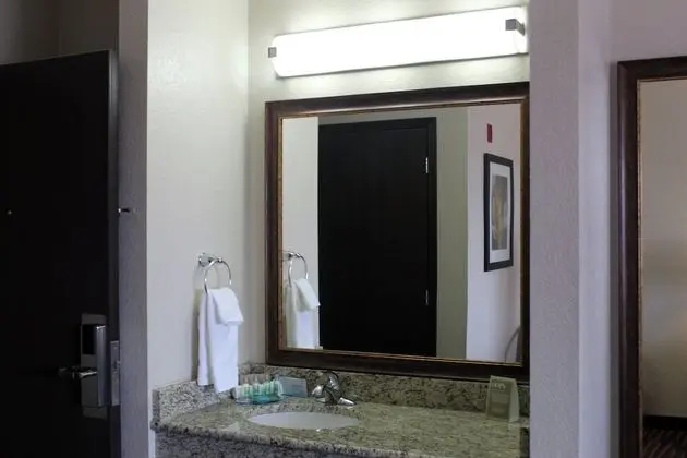 Suite, 1 King Bed with Jetted Tub, Non Smoking