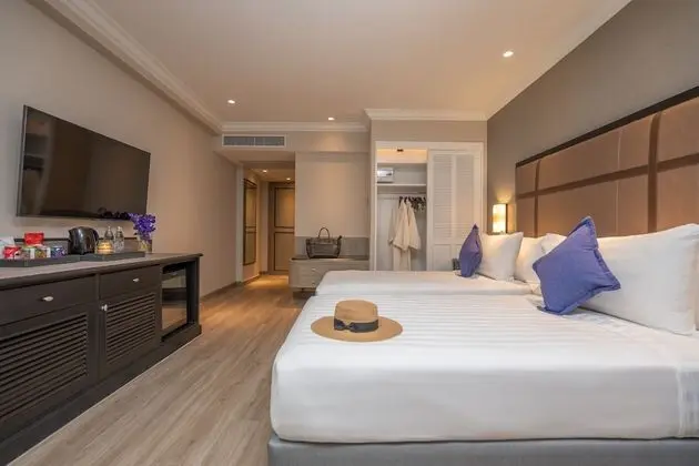Deluxe Skyline Room