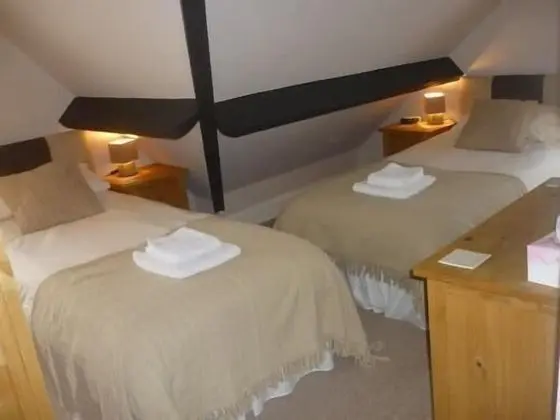 İki Ayrı Yataklı Oda, Ortak Banyo