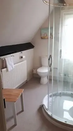 İki Ayrı Yataklı Oda, Ortak Banyo