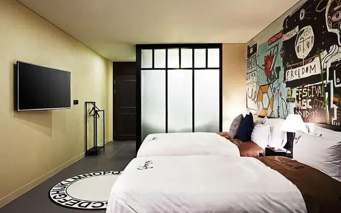 Customized Suite Twin (bigger than most rooms in seoul)