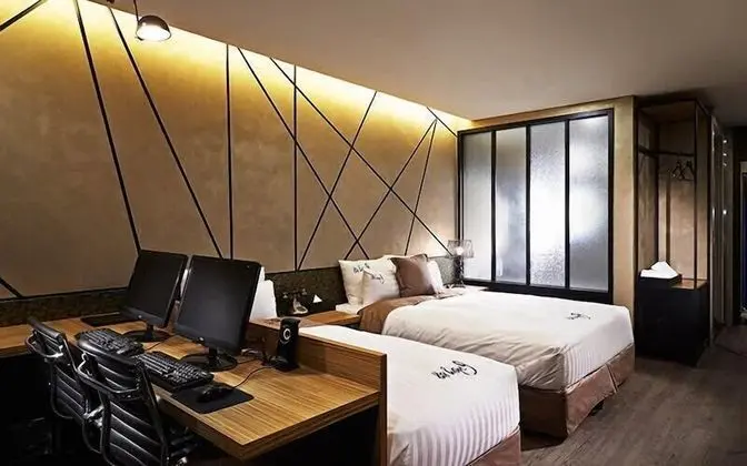 Customized Suite Twin (bigger than most rooms in seoul)