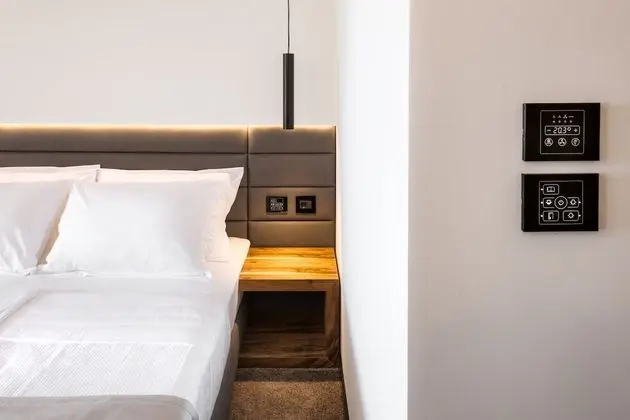 Deluxe Tek Büyük Yataklı Oda, Balkon, Kısmi Deniz Manzaralı