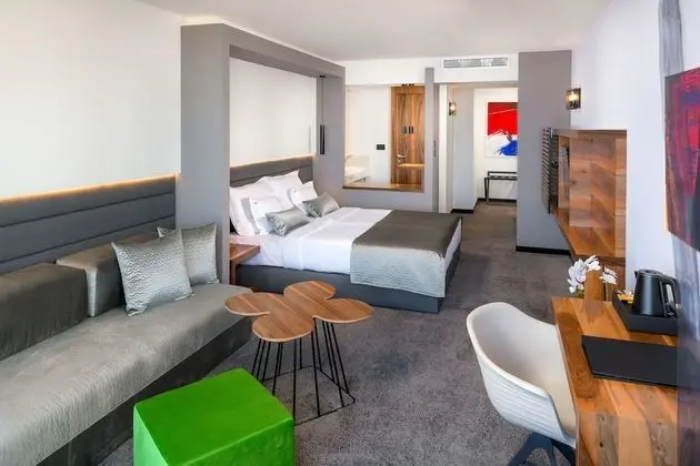 Deluxe Tek Büyük Yataklı Oda, Balkon, Kısmi Deniz Manzaralı