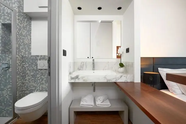 Deluxe Tek Büyük Yataklı Oda, Balkon, Kısmi Deniz Manzaralı