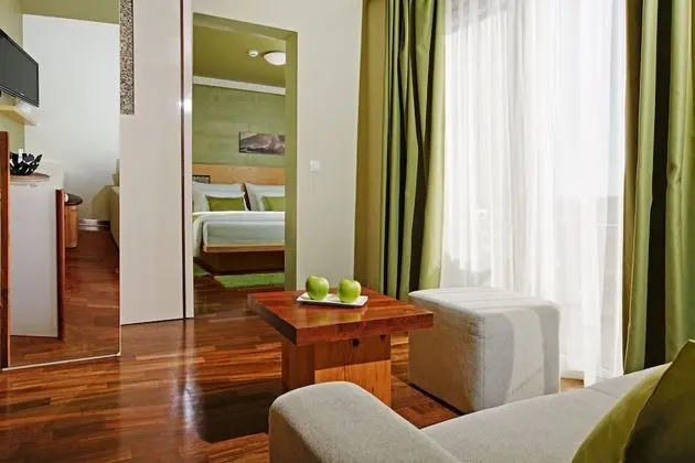 Deluxe Tek Büyük veya İki Ayrı Yataklı Oda, Balkon, Deniz Manzaralı