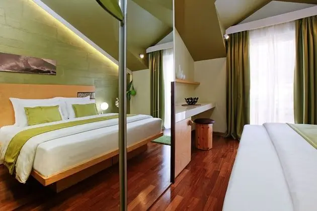 Standard Tek Büyük veya İki Ayrı Yataklı Oda, Balkon, Havuz Manzaralı