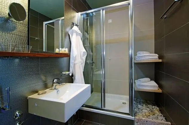 Standard Tek Büyük veya İki Ayrı Yataklı Oda, Balkon, Havuz Manzaralı