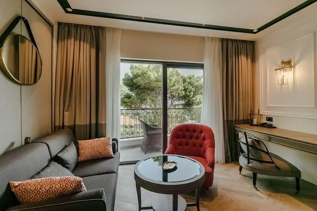 Junior Süit, Balkon, Kısmi Deniz Manzaralı
